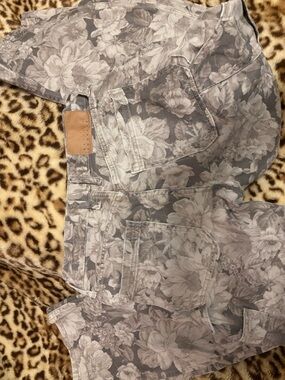 Floral Print pants in Gray and Cream